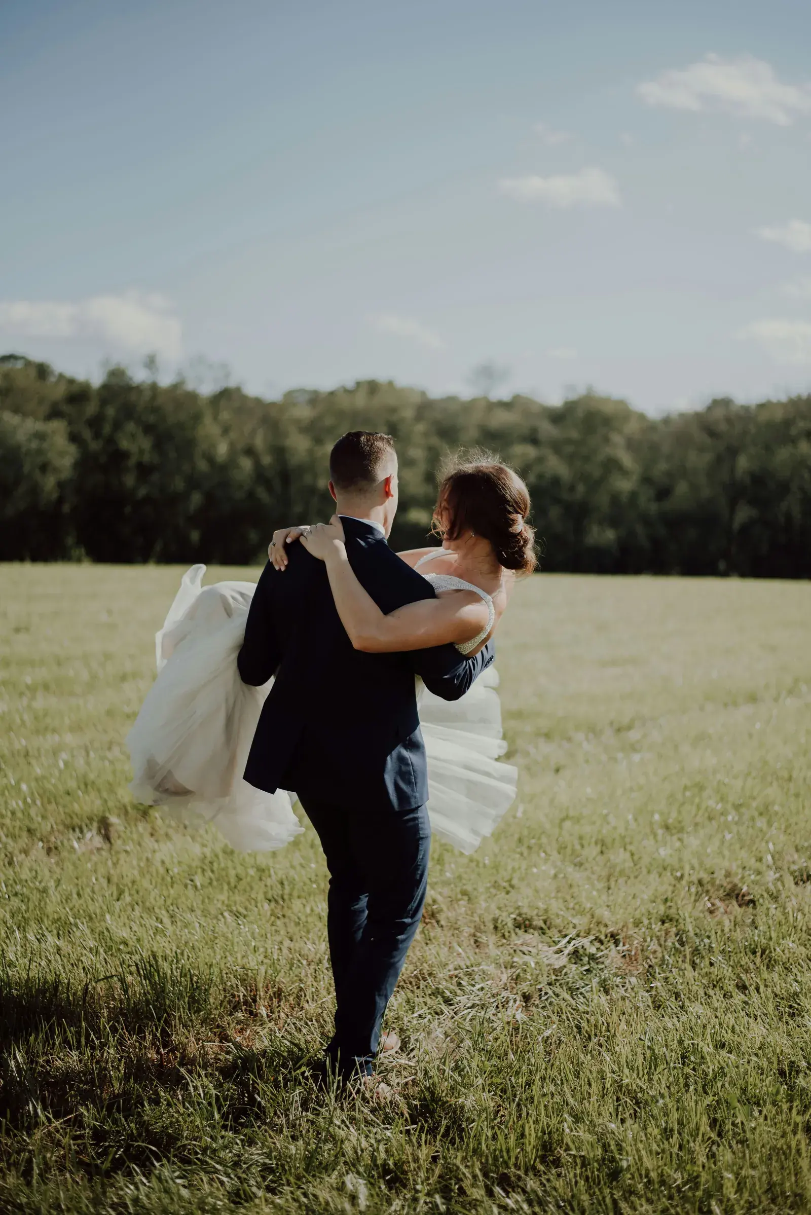 Couple enjoying a scenic Sri Lankan honeymoon escape