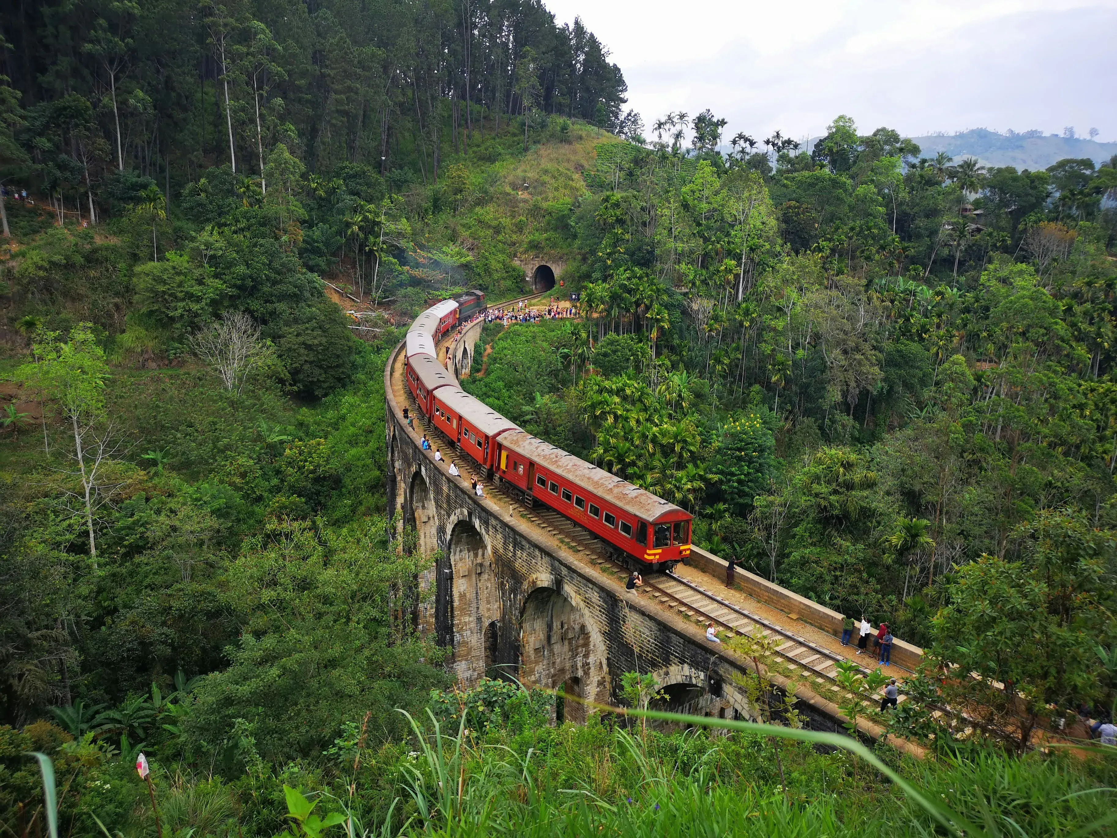 Train crossing the Nine Arch Bridge near Ella